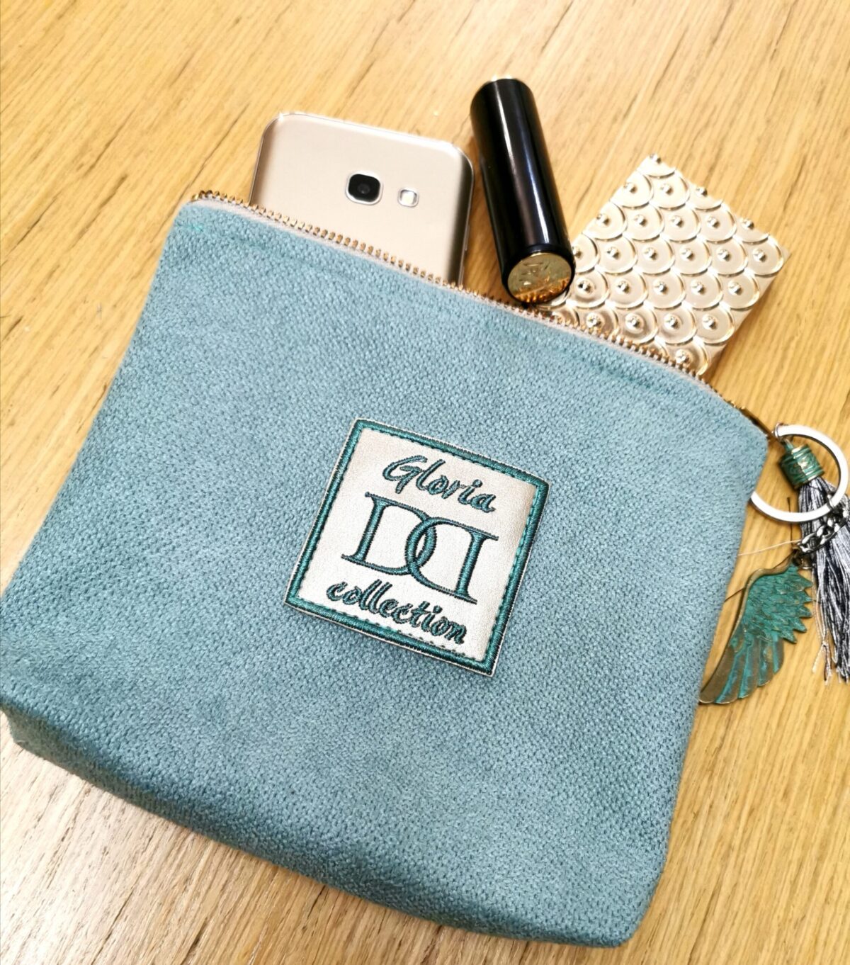 Удобен дамски несесер изработен от луксозна дамаска. Закопчаване с цип. Събира телефон и гримове.