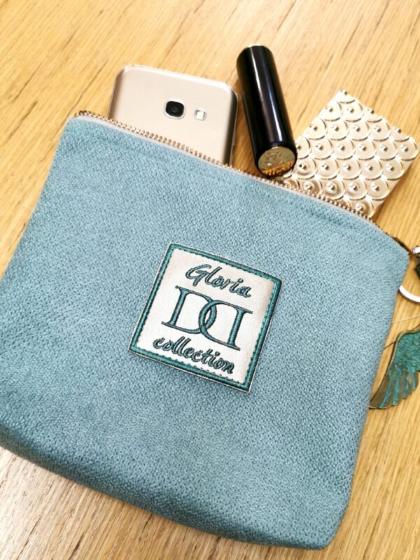 Удобен дамски несесер изработен от луксозна дамаска. Закопчаване с цип. Събира телефон и гримове. Удобен дамски несесер изработен от луксозна дамаска. Закопчаване с цип. Събира телефон и гримове.