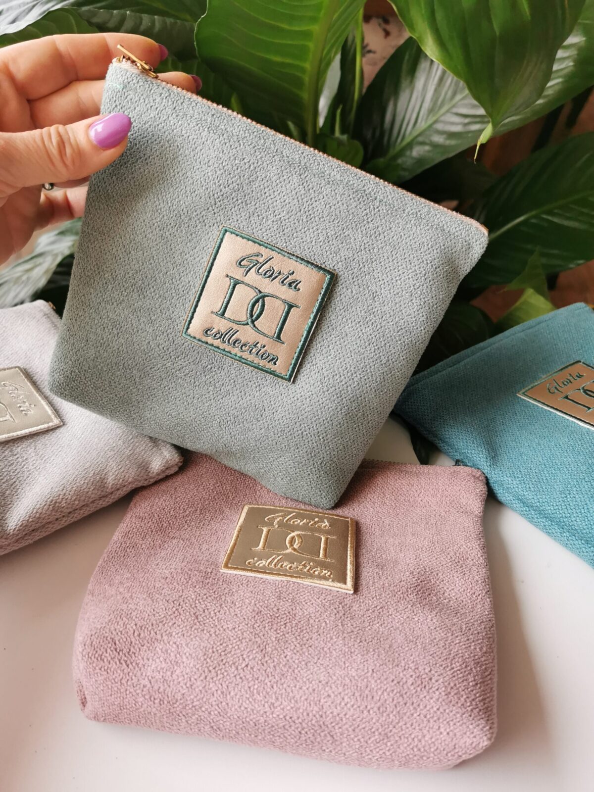 Удобен дамски несесер изработен от луксозна дамаска. Закопчаване с цип. Събира телефон и гримове.