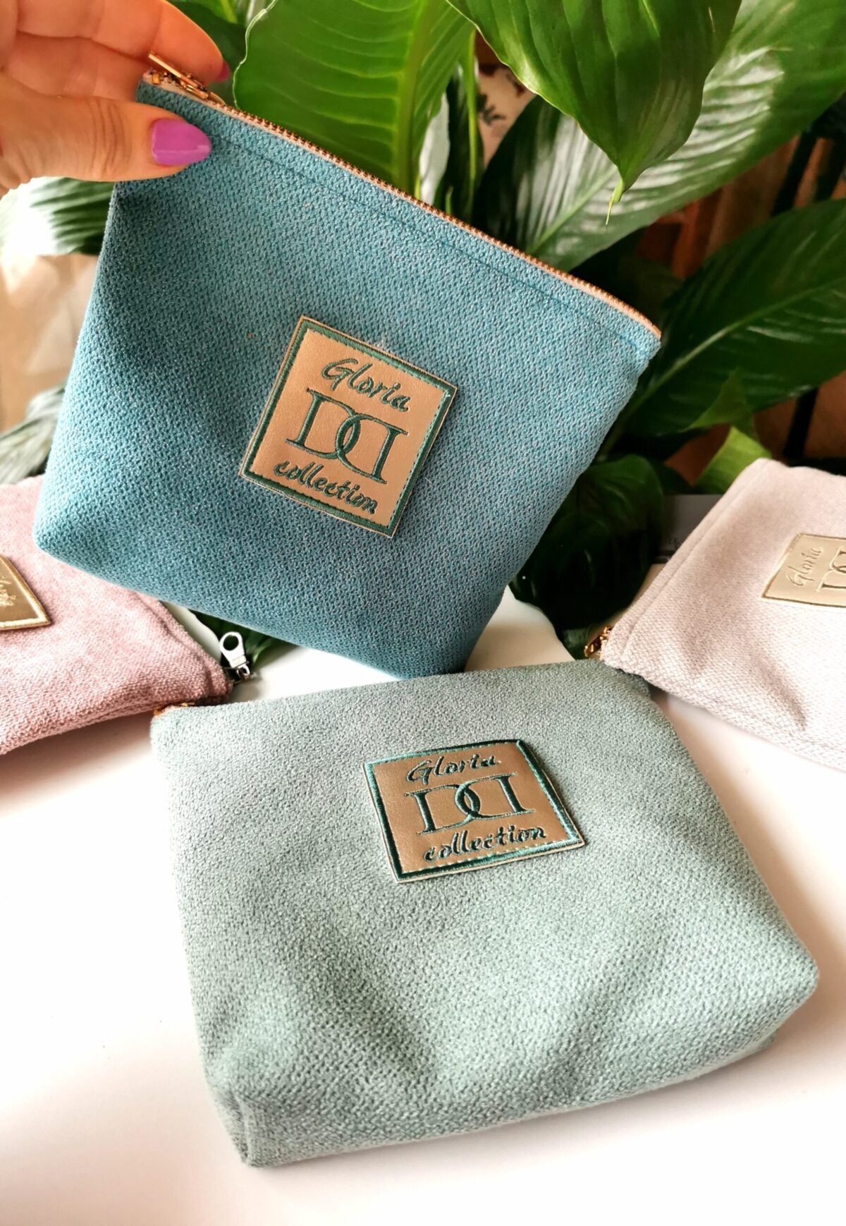 Удобен дамски несесер изработен от луксозна дамаска. Закопчаване с цип. Събира телефон и гримове.