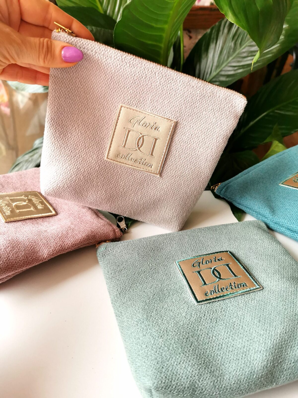 Удобен дамски несесер изработен от луксозна дамаска. Закопчаване с цип. Събира телефон и гримове.