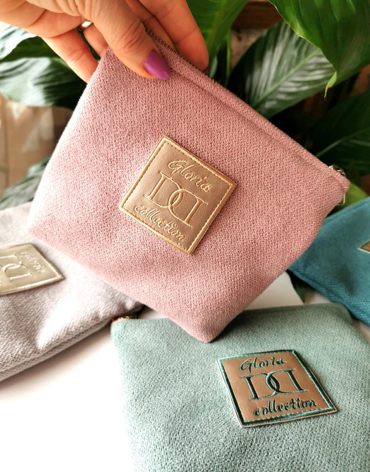 Удобен дамски несесер изработен от луксозна дамаска. Закопчаване с цип. Събира телефон и гримове.