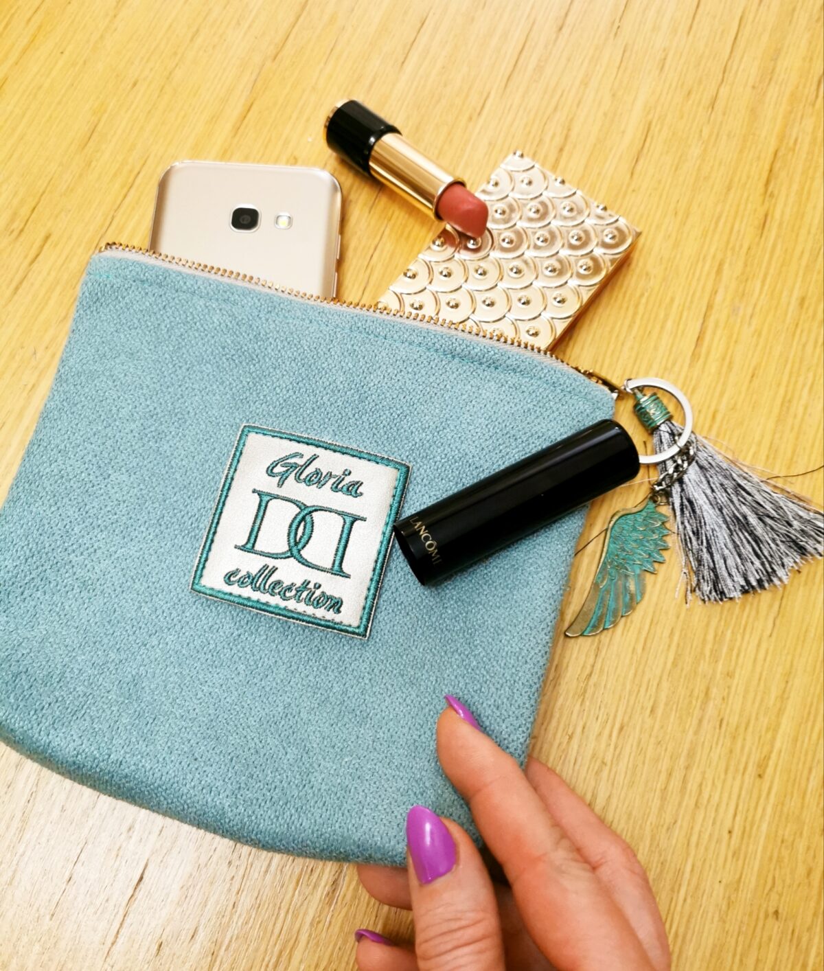 Удобен дамски несесер изработен от луксозна дамаска. Закопчаване с цип. Събира телефон и гримове.