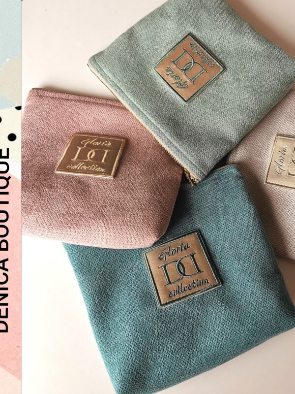 Удобен дамски несесер изработен от луксозна дамаска. Закопчаване с цип. Събира телефон и гримове.