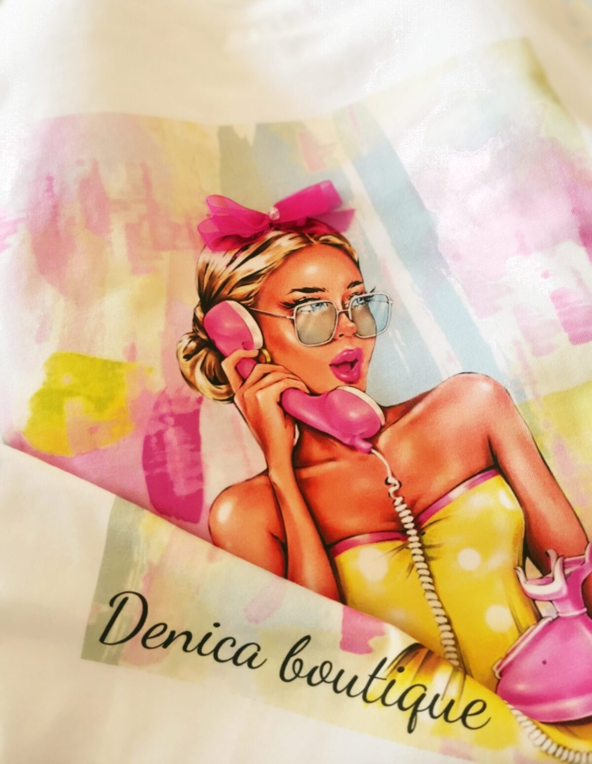 Тениска от органичен памук. Свободна кройка и висококачествен принт с Дама и логото на марката Тениска от органичен памук. Свободна кройка и висококачествен принт с Дама и логото на марката