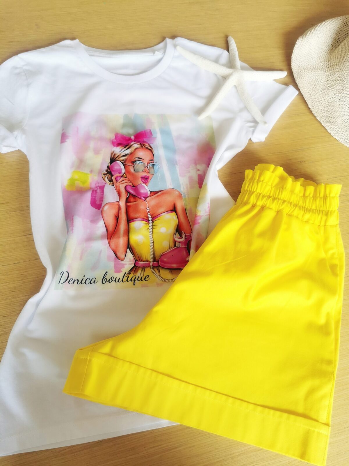 Тениска от органичен памук. Свободна кройка и висококачествен принт с Дама и логото на марката Тениска от органичен памук. Свободна кройка и висококачествен принт с Дама и логото на марката